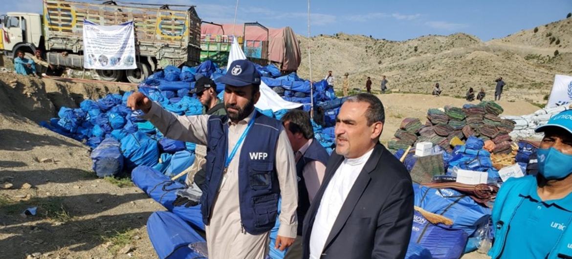 Координатор-резидент ООН в Афганистане Рамиз Алакбаров посещает зону землетрясения в Пактике.