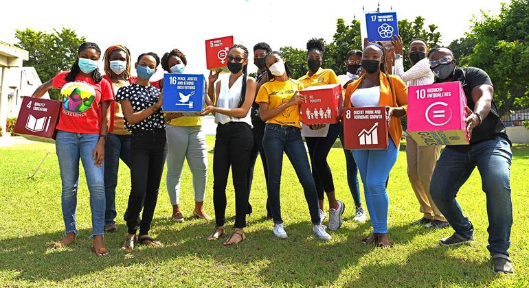 Un grupo de jóvenes acuden a una cumbre de la juventud en Jamaica.