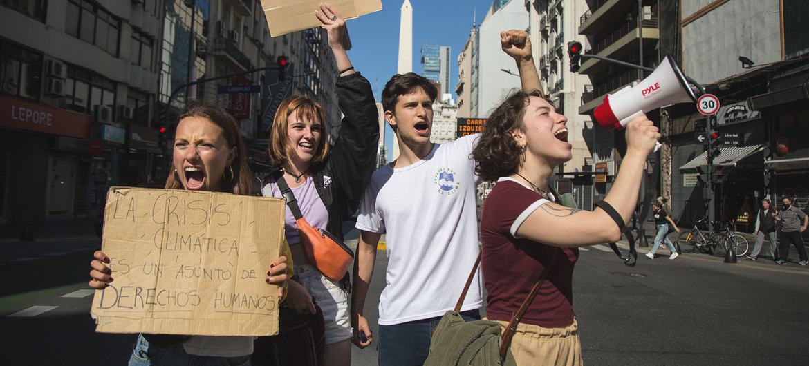 شباب يحضرون مظاهرة معنية بتغير المناخ في الأرجنتين.