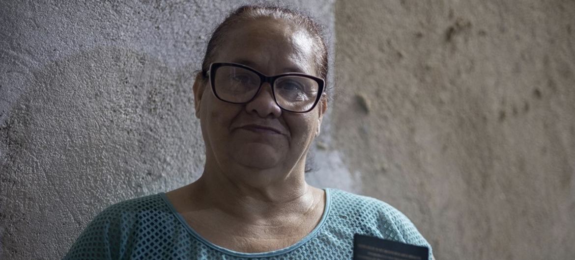 Depois de viver em situação de rua com o filho pequeno, a venezuelana Rosa conseguiu ser interiorizada para o Rio de Janeiro (RJ) e hoje trabalha com carteira assinada