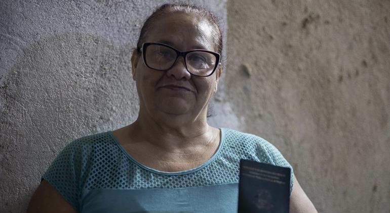 Depois de viver em situação de rua com o filho pequeno, a venezuelana Rosa conseguiu ser interiorizada para o Rio de Janeiro (RJ) e hoje trabalha com carteira assinada
