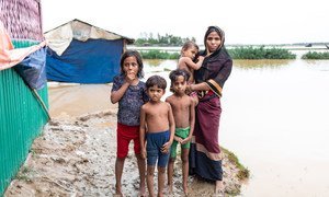 孟加拉国罗兴亚难民营和收容社区遭遇暴雨和洪水袭击后，粮食署启动了今年规模最大的应急食品援助。