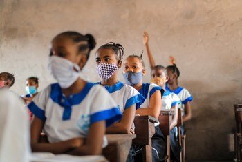 Estudiantes con mascarilla en una escuela de la República Democrática del Congo