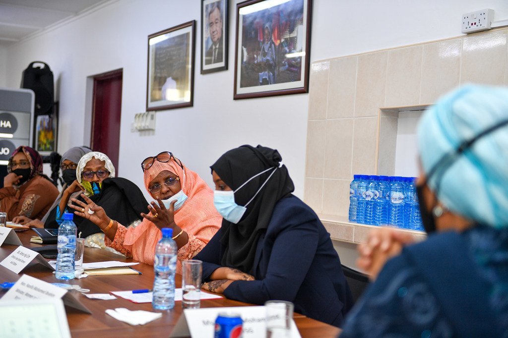 La Vice-Secrétaire générale de l'ONU, Amina Mohammed, (à droite) rencontre des femmes leaders à Mogadiscio, en Somalie.