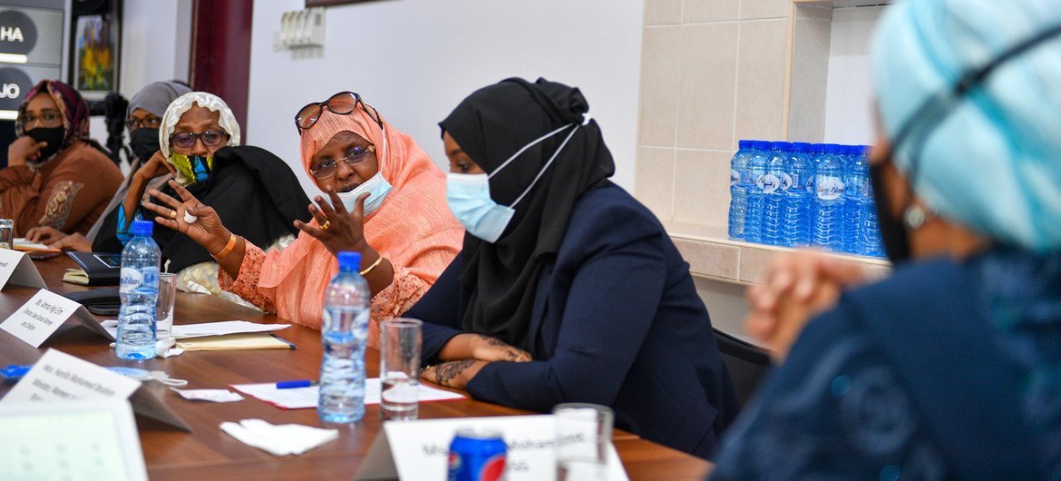 Naibu Katibu Mkuu wa Umoja wa Mataifa Amina Mohammed ( Aliyevaa kilemba cha blu bahari) amekutana na viongozi wanawake mjini Mogadishu, Somalia