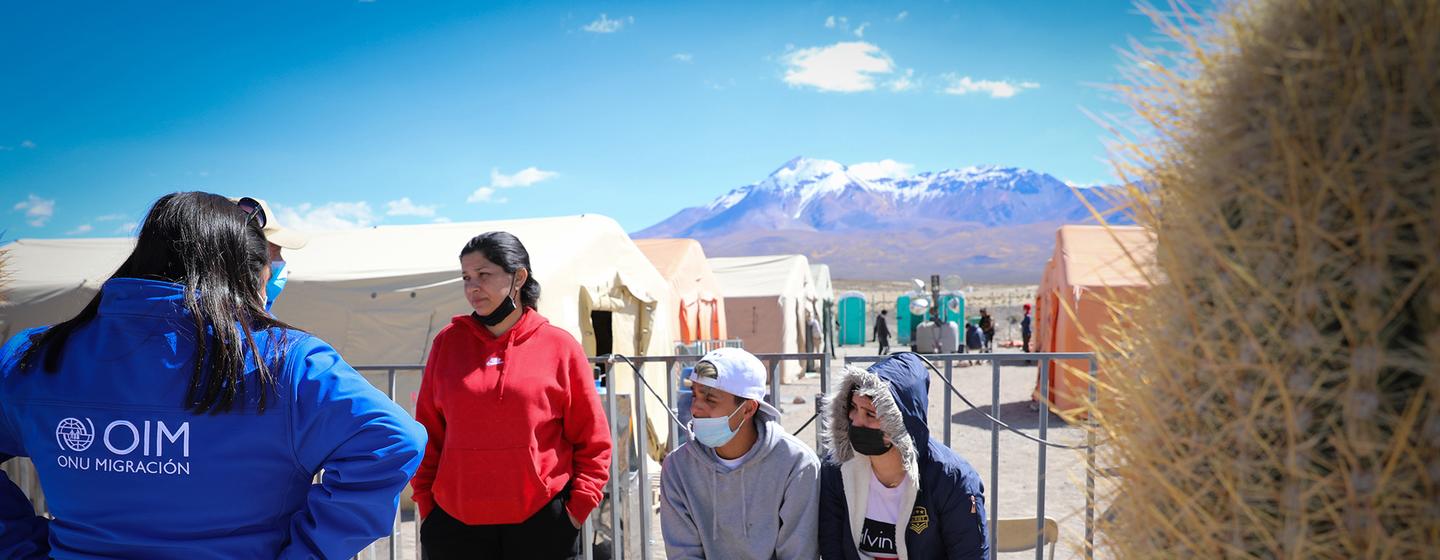 Personal de la OIM evaluando las necesidades humanitarias de los migrantes venezolanos recién llegados a Colchane, Chile.