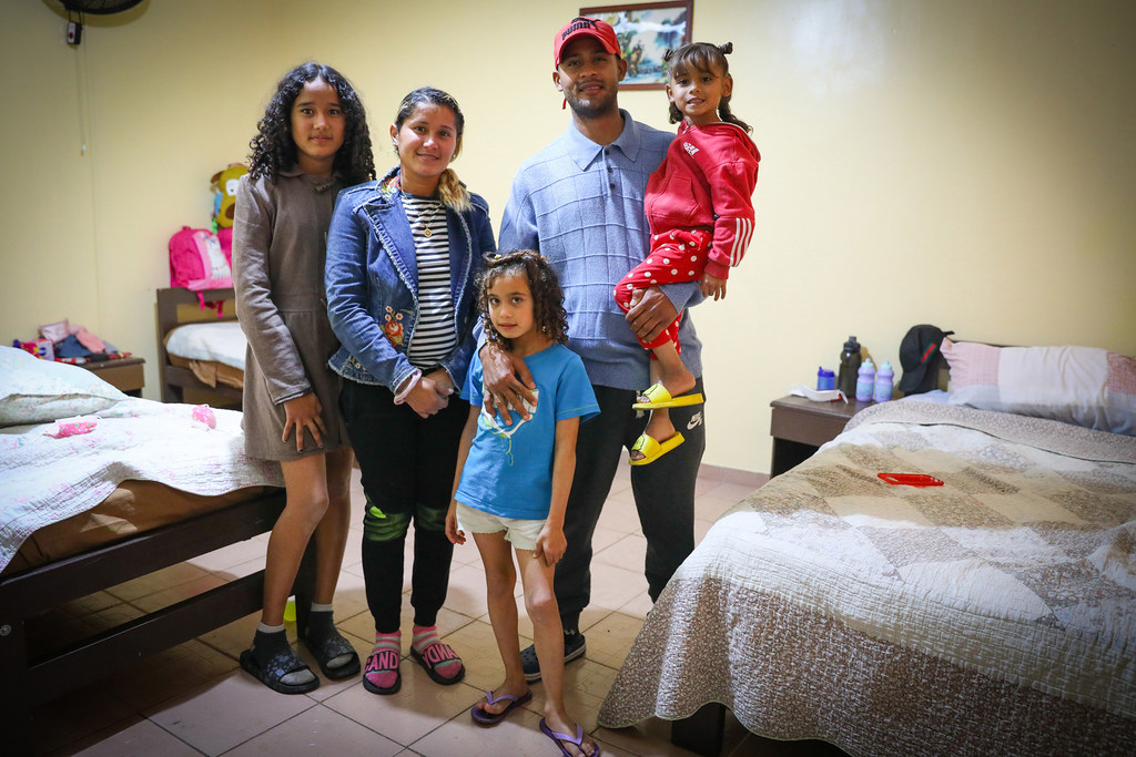 Francisco y su familia de cinco miembros viven ahora en un refugio temporal.
