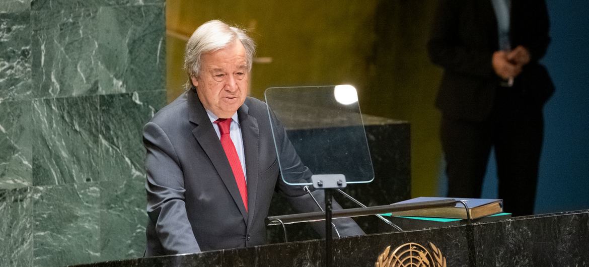 Le Secrétaire général António Guterres s'adresse à la séance de clôture de la 76e session de l'Assemblée générale des Nations Unies.