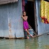 孟加拉国中部的蒙希甘杰，河流泛滥和洪水已经持续了整整三个星期，7岁的阿斯玛正盼着能够早日重回日常生活。（2020年8月图片）