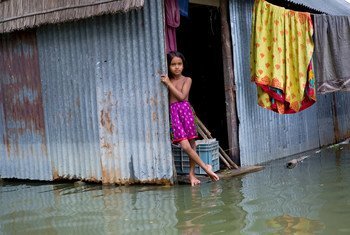 孟加拉国中部的蒙希甘杰，河流泛滥和洪水已经持续了整整三个星期，7岁的阿斯玛正盼着能够早日重回日常生活。（2020年8月图片）
