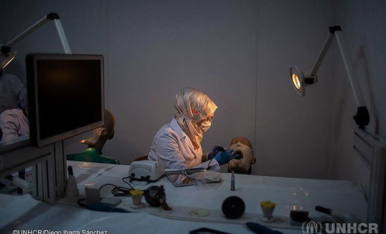 سدرة طالب، لاجئة سورية تبلغ من العمر 21 عاما من حلب، تمارس طب الأسنان خلال إحدى الدروس الجامعية داخل جامعة إسطنبول.