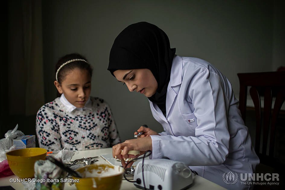سدرة طالب، لاجئة سورية تبلغ من العمر 21 عاما من حلب، تمارس طب الأسنان مع أختها الصغيرة إسراء.