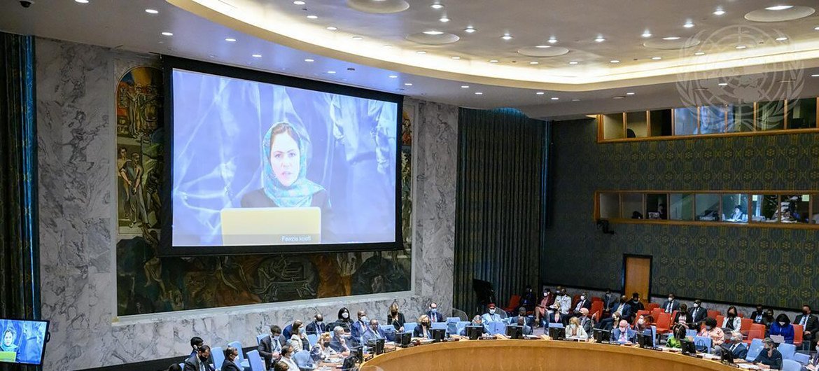 فوزية كوفي (على الشاشة)أول نائبة لرئيس البرلمان الأفغاني، تخاطب اجتماع مجلس الأمن بشأن بناء السلام والحفاظ على السلام، مع التركيز على التنوع وبناء الدولة والبحث عن السلام.