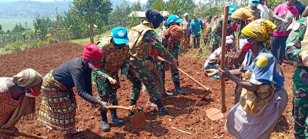El personal de mantenimiento de la paz celebra el Día Internacional de la Paz en una aldea de Kivu del Sur, en la República Democrática del Congo.