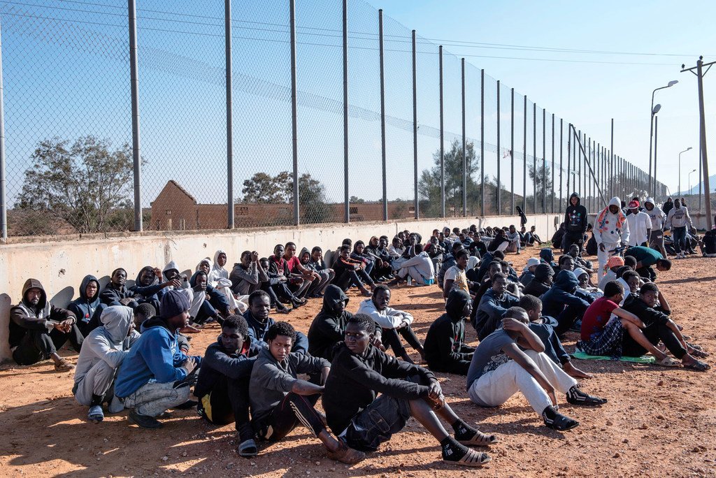 Migrantes sentados en el patio de un centro de detención en Libia (imagen de archivo).