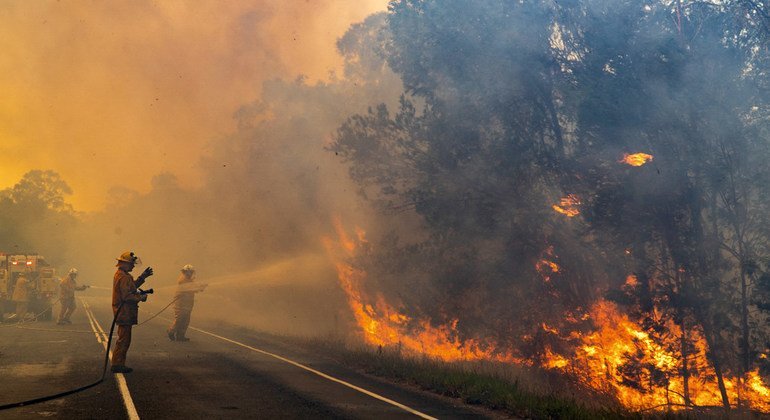 Bomberos en Queensland, Australia, se enfrentan a un incendio que amenaza una población