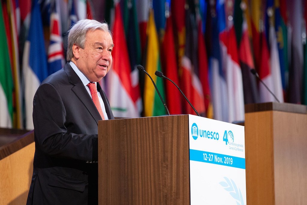 Le Secrétaire général de l'ONU, António Guterres, prononce un discours à la Conférence générale de l’UNESCO à Paris.