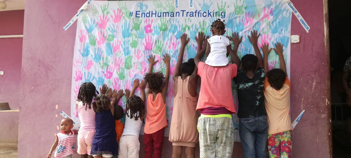 Niños refugiados muestran su apoyo a la campaña contra el tráfico de personas en Sudán. 