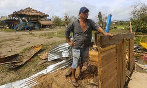 Un hombre inspecciona los daños de su casa tras el paso del huracán ETA por Puerto Cabezas, la principal ciudad de la región del Caribe septentrional de Nicaragua.