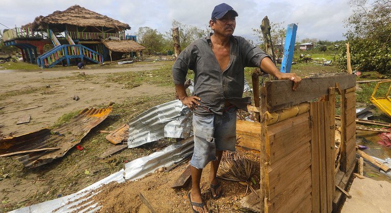 Un hombre inspecciona los daños de su casa tras el paso del huracán ETA por Puerto Cabezas, la principal ciudad de la región del Caribe septentrional de Nicaragua.