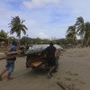 Los residentes de Puerto Cabezas, la principal ciudad de la región del Caribe septentrional de Nicaragua, transportan tablones de madera después del paso del huracán Eta.