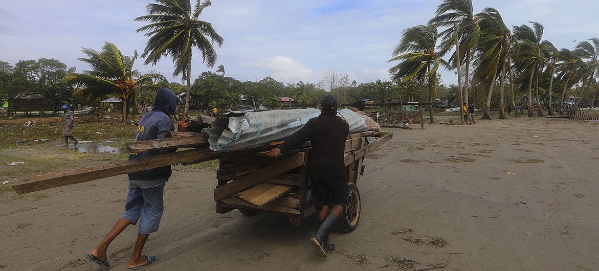 Los residentes de Puerto Cabezas, la principal ciudad de la región del Caribe septentrional de Nicaragua, transportan tablones de madera después del paso del huracán Eta.