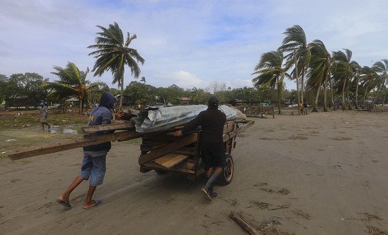 Moradores de Puerto Cabezas, a principal cidade da região norte da Nicarágua, após a passagem do furacão Eta.
