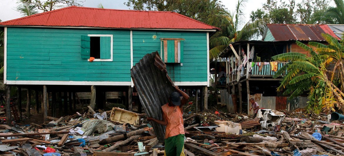 Un residente de Puerto Cabezas en Nicaragua limpia los escombros de su casa después del paso del Huracán Eta.