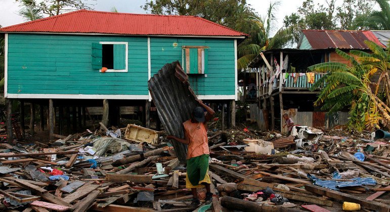 Un residente de Puerto Cabezas en Nicaragua limpia los escombros de su casa después del paso del Huracán Eta.
