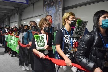 在苏格兰格拉斯哥举行的第26届气候变化大会的最后一天，民间组织在会场内游行示威。