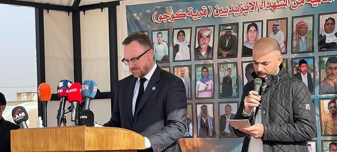 المستشار الخاص ورئيس يونيتاد كريستيان ريتشر يتحدث خلال مراسم دفن 41 من الأيزيديين في العراق.