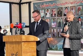 المستشار الخاص ورئيس يونيتاد كريستيان ريتشر يتحدث خلال مراسم دفن 41 من الأيزيديين في العراق.