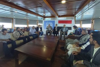 أعضاء لجنة تنسيق إعادة الانتشار (RCC) يعقدون اجتماعهم المشترك السابع على متن سفينة الأمم المتحدة في المياه الدولية.