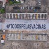 Un mensaje de "Todos por las vacunas" en el sambódromo de Sao Paulo, Brasil