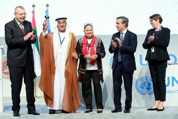 يوري فيدوتوف (الأول من اليمين)، المدير التنفيذي لمكتب الأمم المتحدة المعني بالمخدرات والجريمة والسيد حارب العميمي (الثاني من اليسار)، رئيس ديوان المحاسبة في الإمارات العربية المتحدة، ورئيس المؤتمر، خلال الدورة الثامنة لمؤتمر الدول الأطراف في اتفاقية الأمم