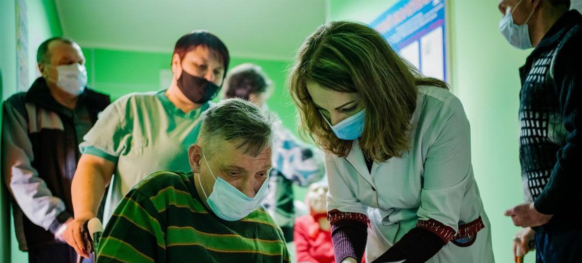 47-летний Богдан Волынчук прикован к коляске после перенесенного три года назад инсульта. Он мечтает, что вакцина обеспечит ему защиту, чтобы он вернулся к занятиям и заново научился ходить.
