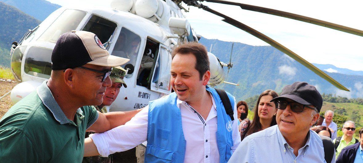 O chefe da Missão de Verificação das Nações Unidas na Colômbia, Carlos Ruiz Massieu, cumprimenta um ex-combatente em missão de campo em Antioquia,  na Colômbia.