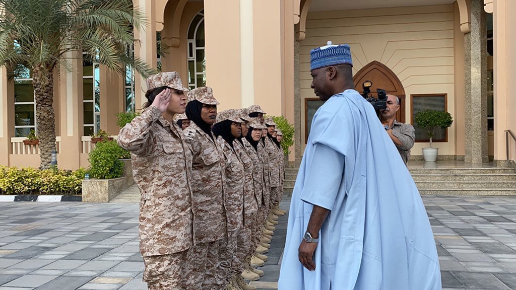 رئيس الجمعية العامة تيجاني محمد باندي يلتقي بطلاب مشاركين في برنامج لتدريب حفظة السلام في أكاديمية خولة بنت الأزور العسكرية للنساء في أبو ظبي