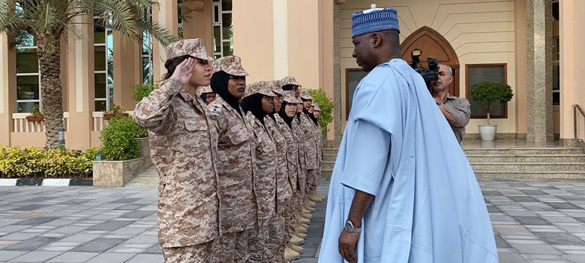 Presidente da Assembleia Geral, Tijjani Muhammad-Bande, cumprimenta cadetes em academia militar em Abu Dhabi 