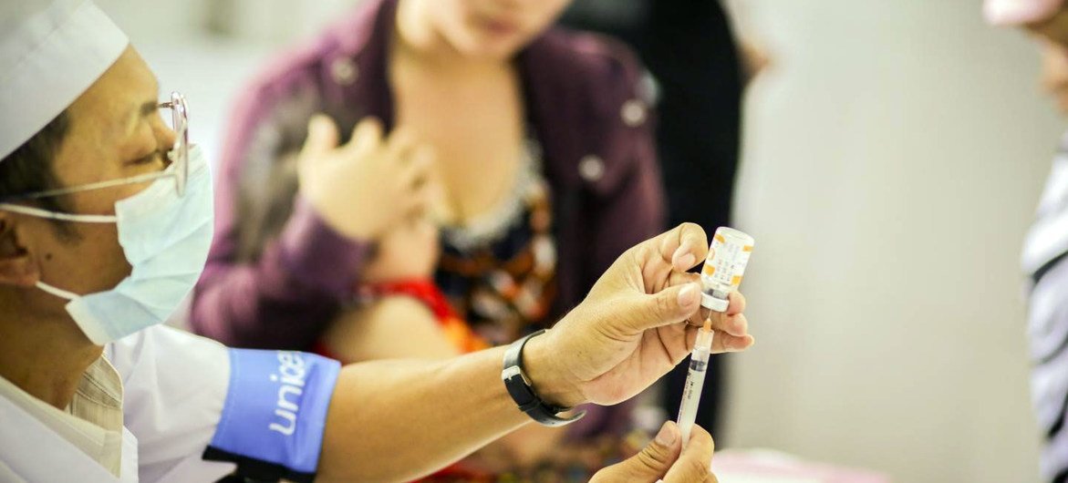 दक्षिण-पूर्व एशिया के देशों में कोविड-19 की रोकथाम के लिये टीकाकरण की तैयारियाँ चल रही हैं.