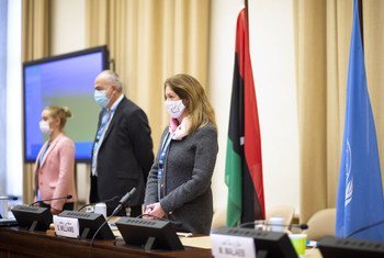  La Représentante spéciale par intérim du Secrétaire général Stephanie Williams (à droite) et les délégations des deux parties écoutent l'hymne national libyen au début de la réunion du Comité consultatif du Forum de dialogue politique libyen, à Genève
