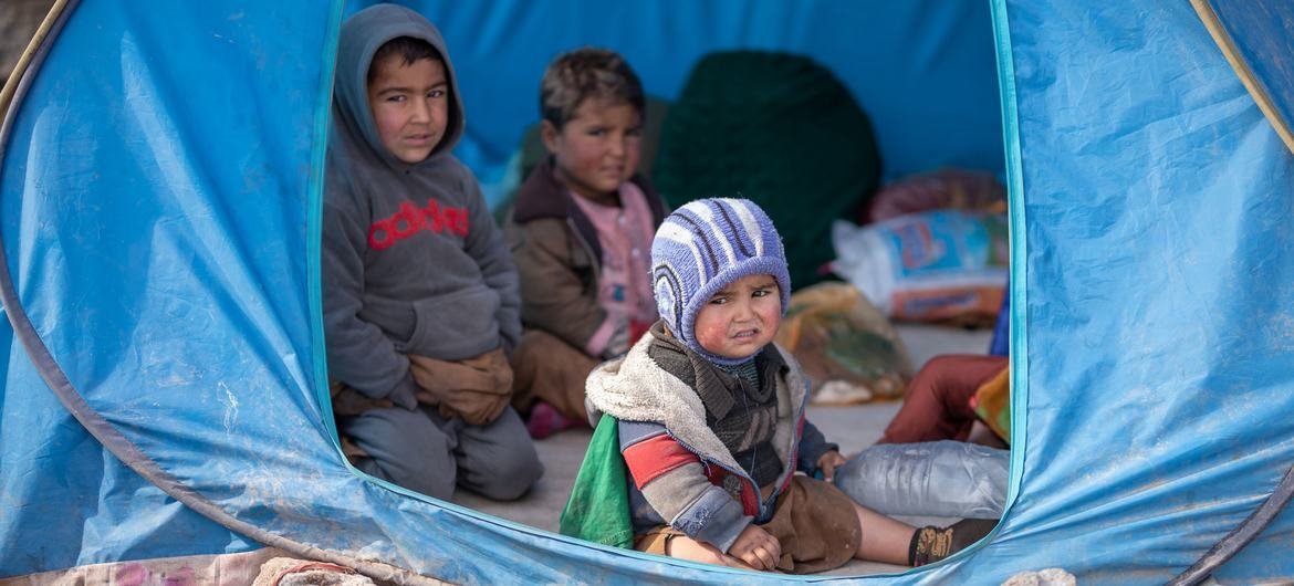 Crianças que vivem em um campo de deslocados internos na província de Herat, Afeganistão.