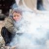 من الأرشيف: طفل نازح في العاشرة من عمره يستخدم الحرارة من موقد الحطب للتدفئة خلال الشتاء القاسي في مقاطعة هيرات بأفغانستان.