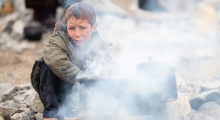من الأرشيف: طفل نازح في العاشرة من عمره يستخدم الحرارة من موقد الحطب للتدفئة خلال الشتاء القاسي في مقاطعة هيرات بأفغانستان.