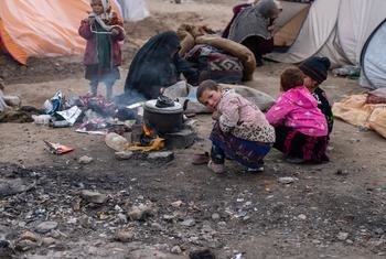 Des enfants se réchauffent autour d'un feu pour se protéger de l'hiver glacial en Afghanistan.