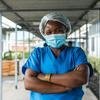 ممرضة تقف لالتقاط الصورة في جمهورية الكونغو الديمقراطية خلال حملة تطعيم ضد كوفيد-19.