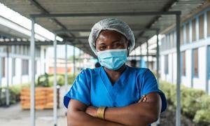 Une infirmière pose pour un portrait en République démocratique du Congo lors d'une campagne de vaccination contre la Covid-19.