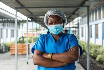 Une infirmière pose pour un portrait en République démocratique du Congo lors d'une campagne de vaccination contre la Covid-19.