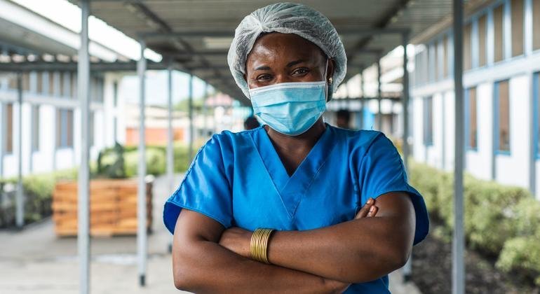 Enfermeira na República Democrática do Congo durante campanha de vacinação contra a Covid-19