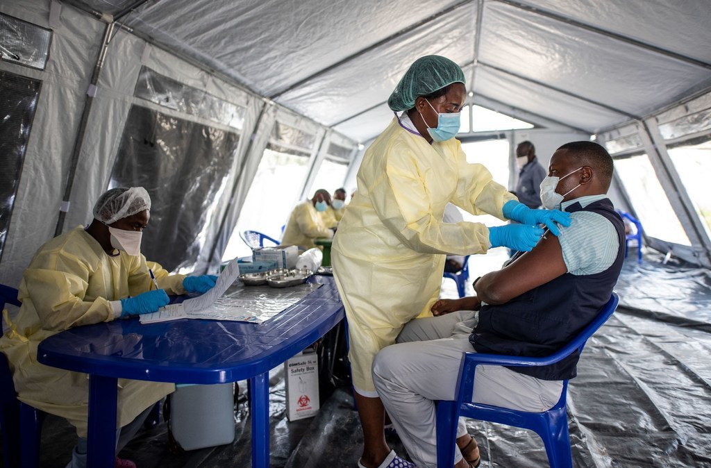 Muuguzi Jeanne Dusungu akimpa mgonjwa chanjo ya COVID-19 katika Hospitali ya Mkoa huko Goma, DR Congo, kama sehemu ya kampeni ya chanjo inayoongozwa na UNICEF.